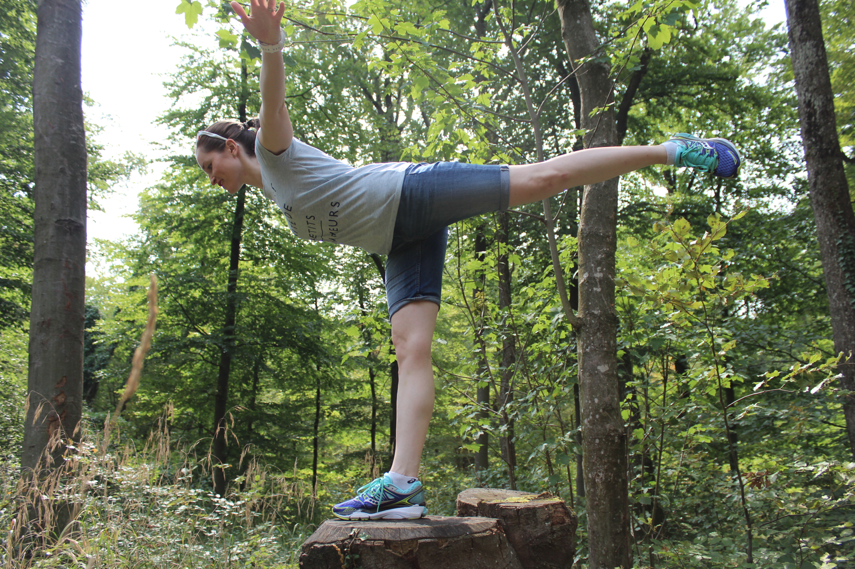 47 Balance Übung auf Baumstamm