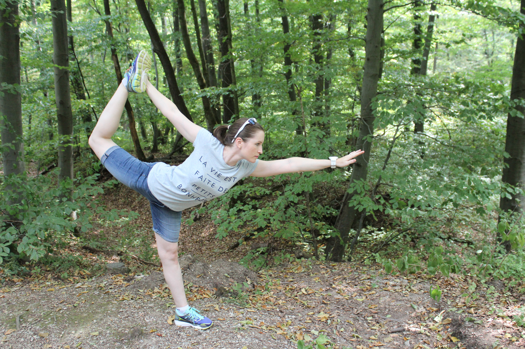65 Yoga in Jeans Tänzer Wald Outdoor