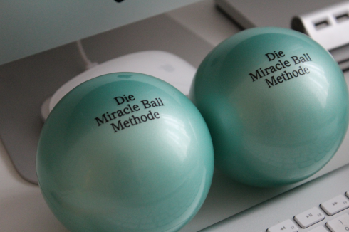 11 Miracle Balls am Schreibtisch