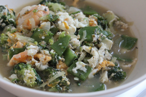 17 Suppe mit Brokkoli Blattspinat Zwiebel Zuckerschoten Eier