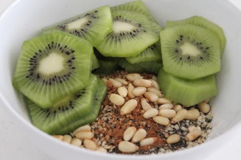 21 Haferflocken Pinienkerne Kiwi Zimt Hanfsamen Chiasamen gesund essen