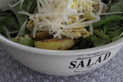 22 Salat mit Kartoffeln, Eiern und Parmesan