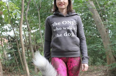 hoodie-the-one-who-walks-the-dog-spazieren-gehen-mit-hund-hundebesitzer