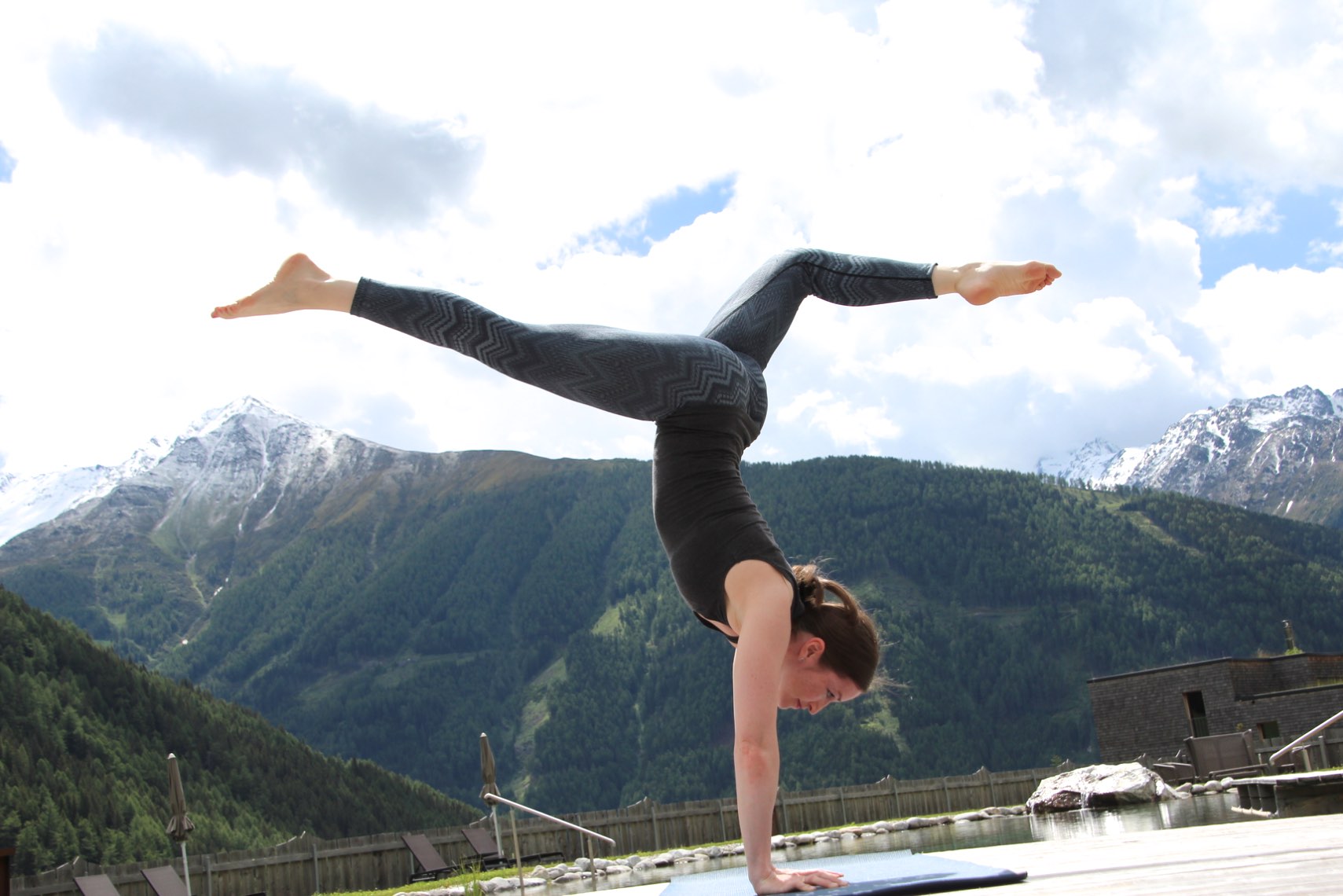 Handstand Yoga in den Bergen